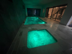 Émotion spa84 Appart piscine intérieur et jacuzzi